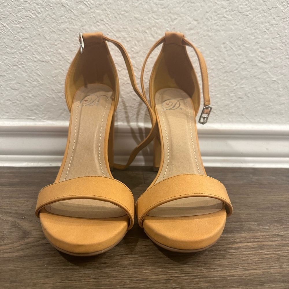 HEELS - Picture 2 of 2